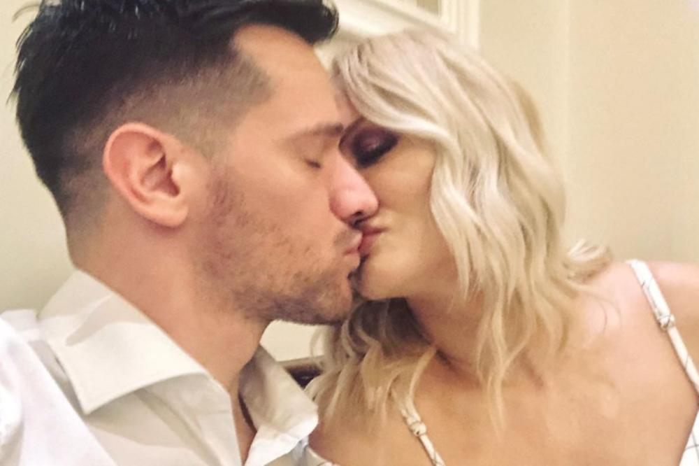 GOCA I RAŠA LEŽE ZAJEDNO U IZOLACIJI, STAVIO JOJ RUKU PREKO STOMAKA, MAZI JE: Svi im čestitaju, dirljivo!