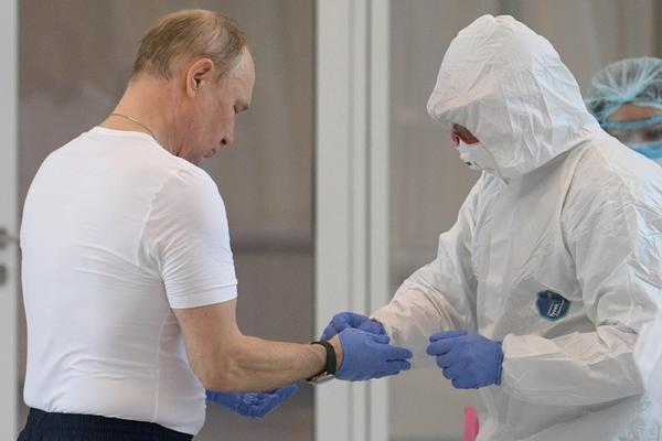 PUTIN JE VAKCINISAN PROTIV KORONE? Evo šta o tome kažu njegovi najbliži SARADNICI!