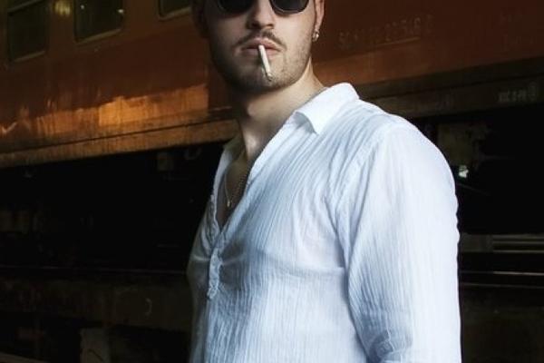 BIO NA STUBU SRAMA NAKON AFERE SA UDATOM ŽENOM: Danas je član poznate grupe, a devojke mu se bacaju pod noge!