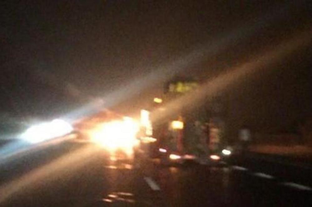 VREMEPLOV: Najbrutalnija tuča Delija i Grobara! Zapaljen kombi sa 17 navijača unutra, sevale motke i baklje!