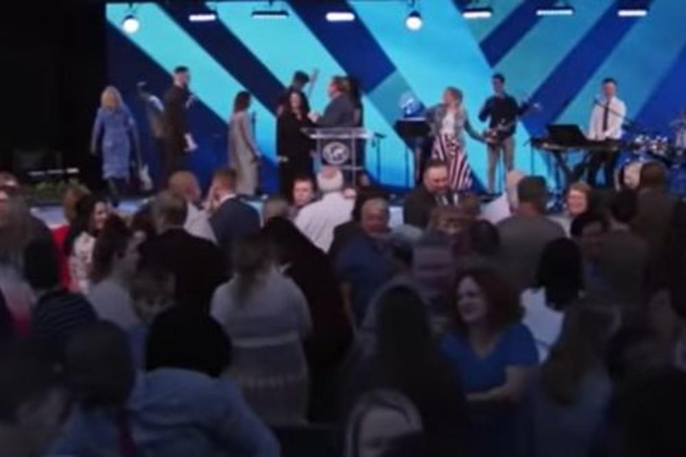 POLICIJA UHAPSILA SVEŠTENIKA jer je u crkvi okupio više stotina ljudi za vreme PANDEMIJE KORONE! (VIDEO)