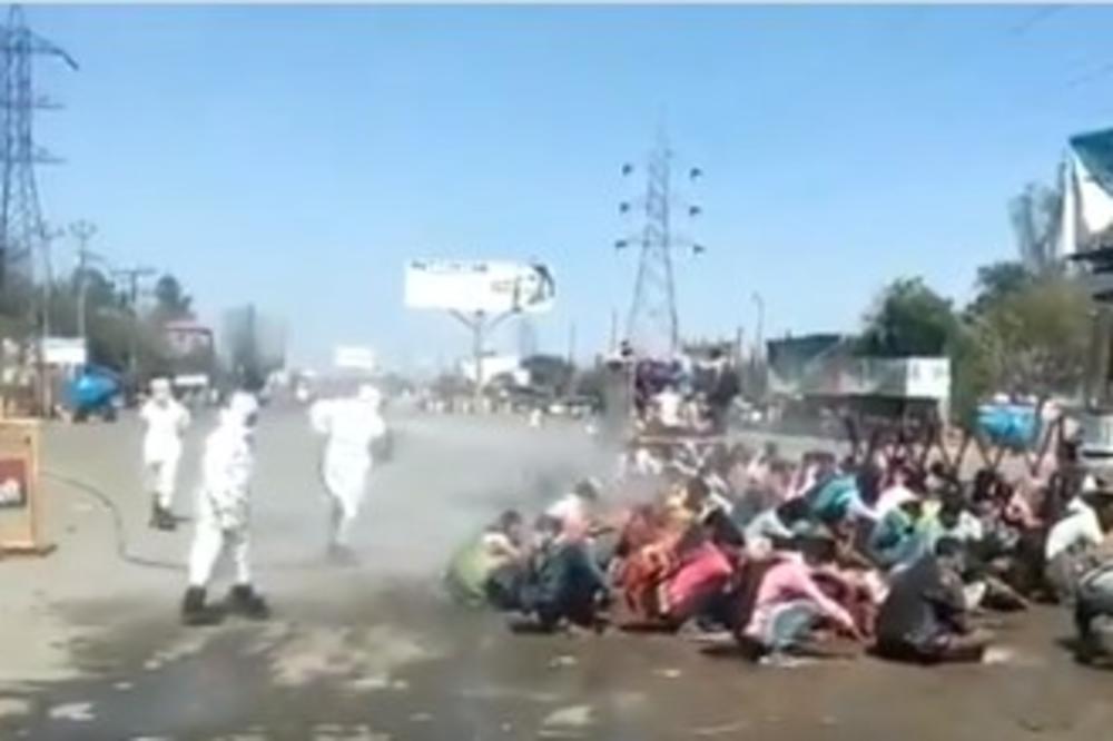 MIGRANTI ČUČE, DOK PO NJIMA SIPAJU HEMIJSKI RASTVOR! Jeziva scena podseća na prizore iz LOGORA, tu je bilo i DECE