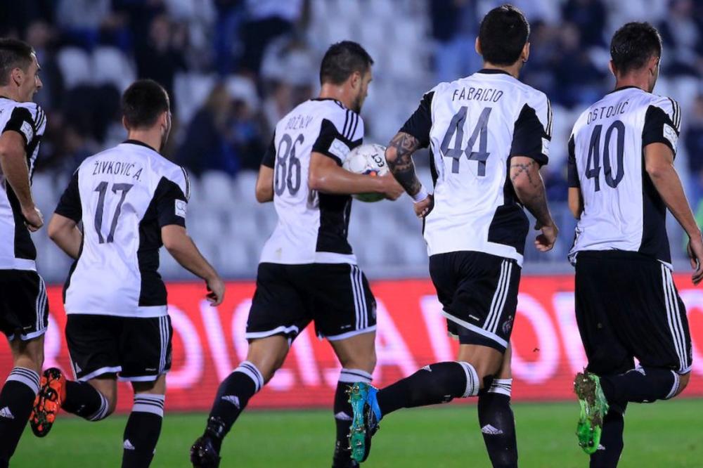 ŠTA ĆE REĆI GROBARI? Ljubimac navijača Partizana UŽIVO gleda Zvezdu protiv Sitija! (VIDEO)