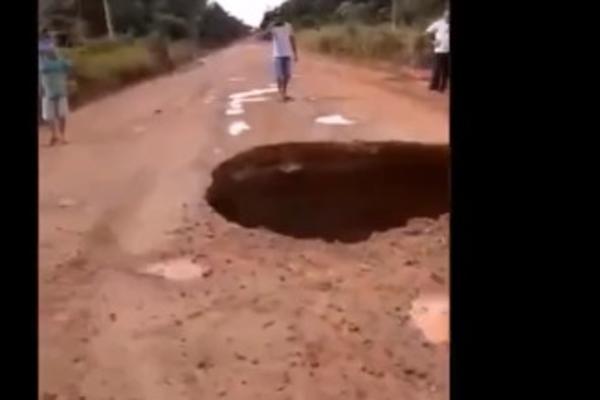SNIMAO JE VELIKU RUPU NA PUTU: U sledećem trenutku, desilo se nešto ZASTRAŠUJUĆE (VIDEO)