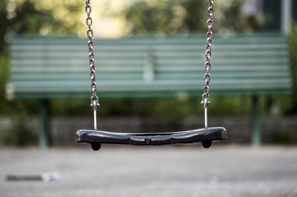 RODITELJI UŽASNUTI! MLADI PAR IMAO ODNOSE PORED DEČIJEG IGRALIŠTA: Bez trunke srama! (FOTO)