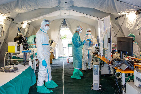 JOŠ SAMO ŽIVE PTICE DA POČNU DA PADAJU S NEBA: Amerika donirala Rusiji 200 respiratora!