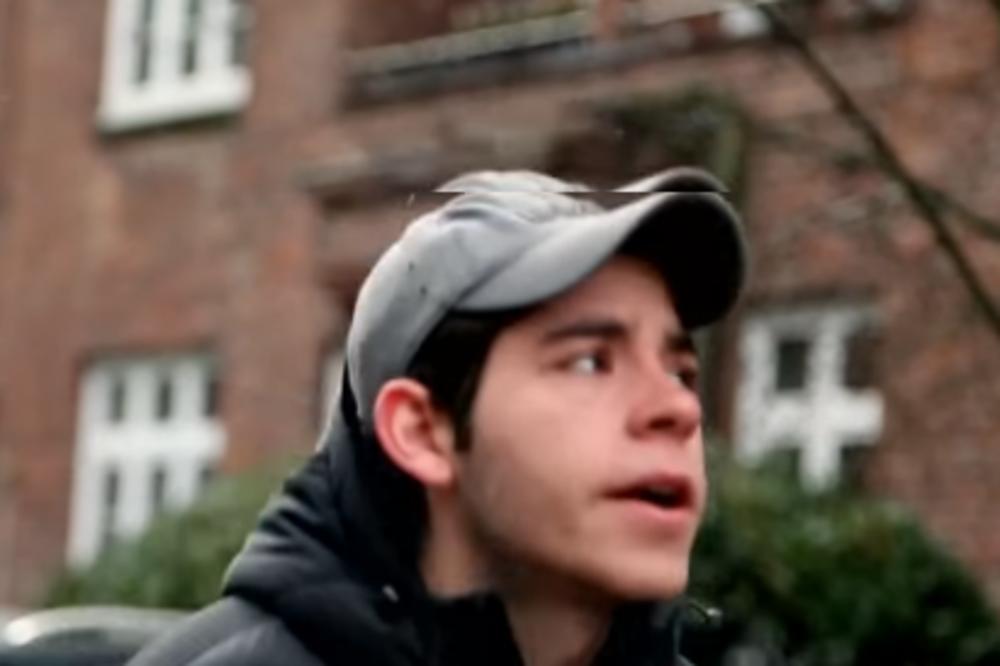 OVAJ MLADIĆ SE DOSETIO SUPER NAČINA DA ORASPOLOŽI KOMŠIJE: Svako jutro izlazi pred balkone i... (VIDEO)