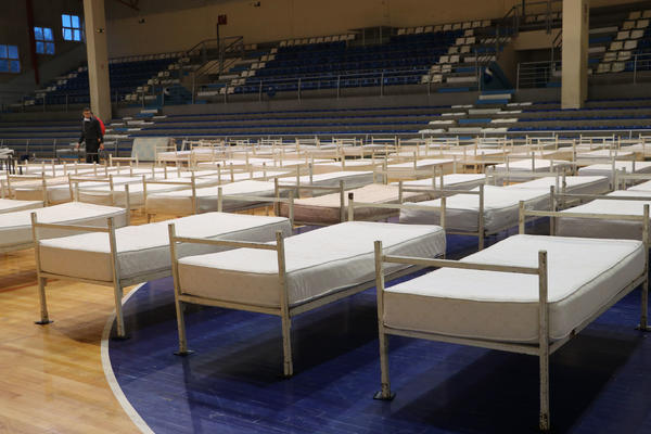 POGLEDAJTE KAKO IZGLEDA ČAČANSKI SAJAM: Plava hala spremna da primi obolele od korona virusa (FOTO)