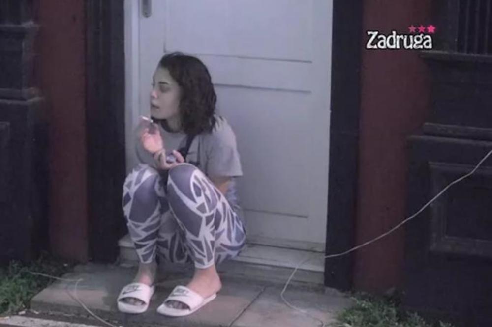 MINA PRSLA SKROZ! Priča sama sa sobom, plače i doziva majku: Svi su samo prošli kroz mene