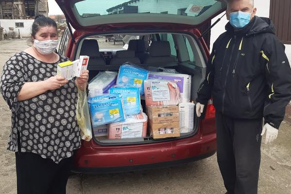 OVOG ČOVEKA NI KORONA NE MOŽE DA ZAUSTAVI: Stolar Mile odneo pomoć deci, jedna od njih slepa puzi po podu (FOTO)