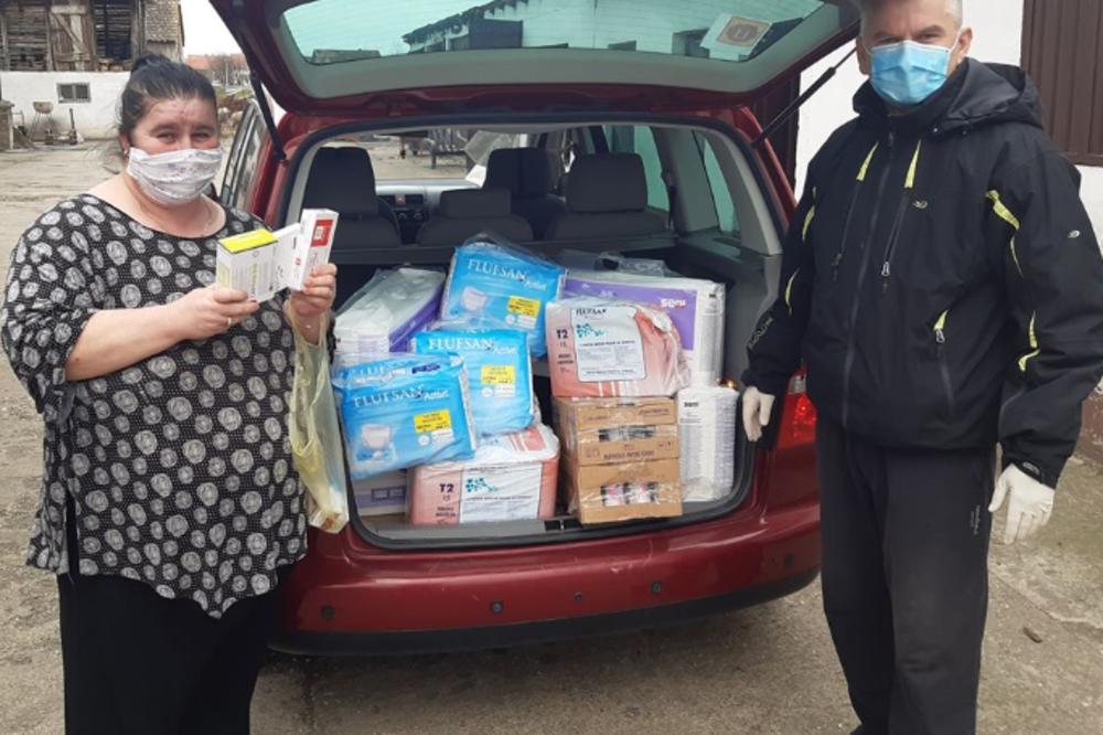 OVOG ČOVEKA NI KORONA NE MOŽE DA ZAUSTAVI: Stolar Mile odneo pomoć deci, jedna od njih slepa puzi po podu (FOTO)