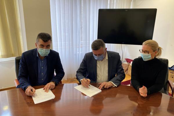 Ministarstvu za rad preduzeće Manevar iz Novog Sada doniralo 4.000 zaštitnih maski!