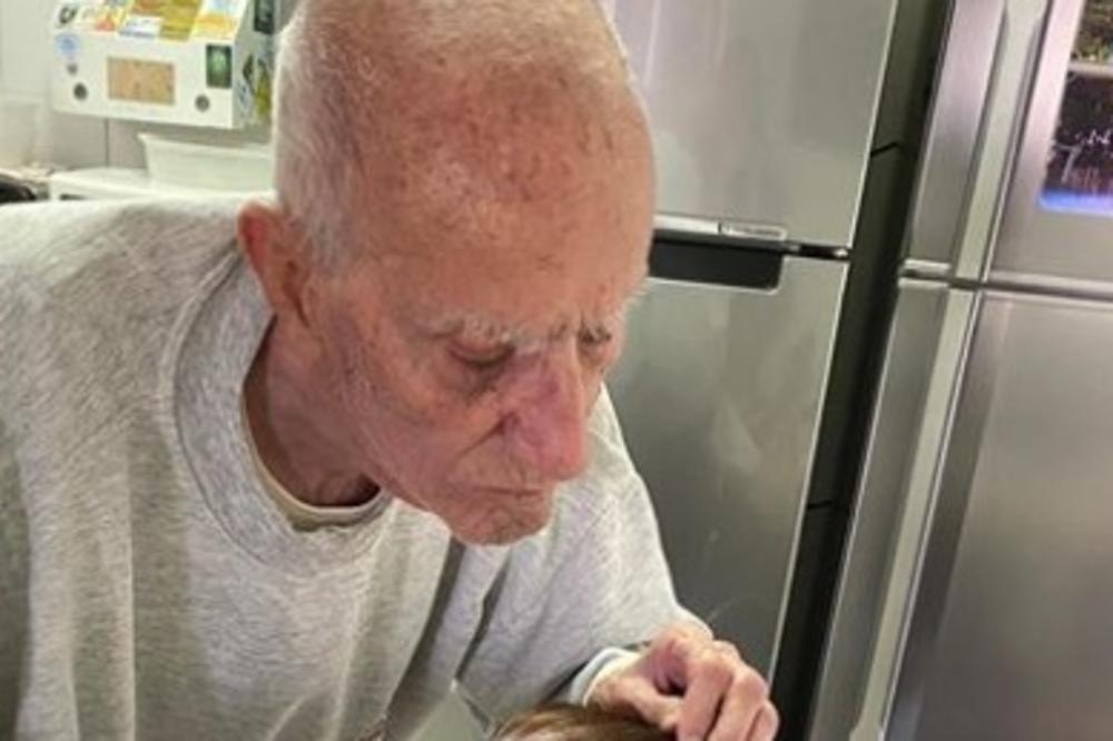 I U DOBRU I U ZLU: Baka i deka imaju 92 godine, ono što rade u izolaciji topi srca! (FOTO)