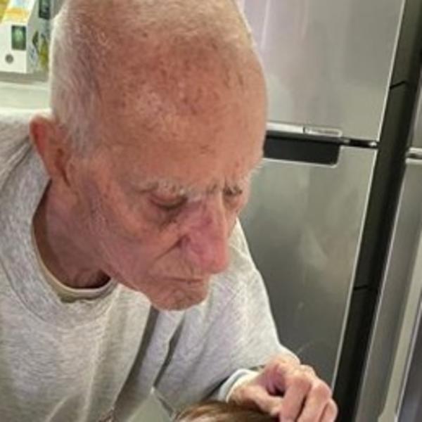 I U DOBRU I U ZLU: Baka i deka imaju 92 godine, ono što rade u izolaciji topi srca! (FOTO)