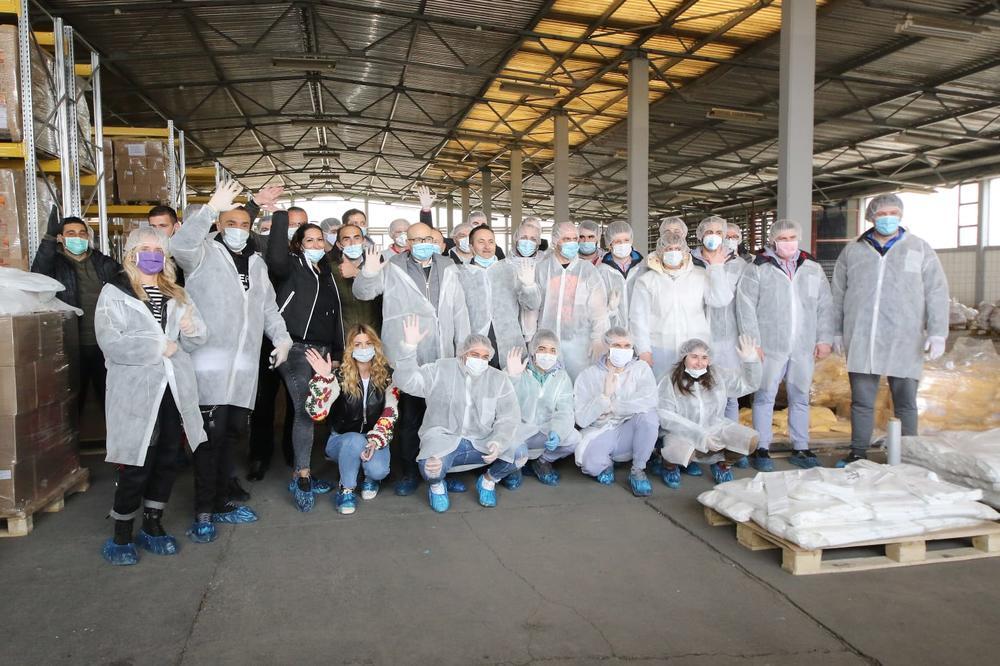VUČEVIĆ: Od danas pakovanje i isporuka paketa pomoći penzionerima! Među volonterima brojne javne ličnosti