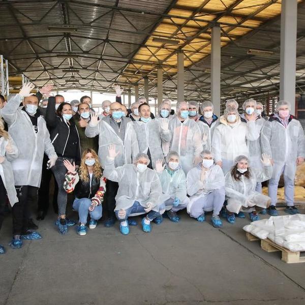 VUČEVIĆ: Od danas pakovanje i isporuka paketa pomoći penzionerima! Među volonterima brojne javne ličnosti
