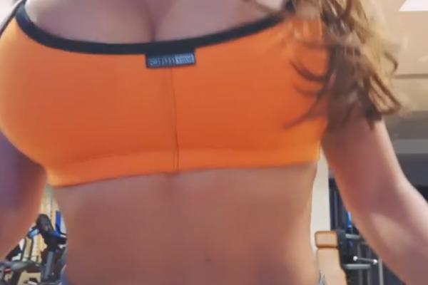 BRIGA JE ZA SVE, SORAJA NEUMORNO POZIRA I SLIKA SVOJE TELO: Priznala! Ima 65 kila, 25 je samo u silikonima?