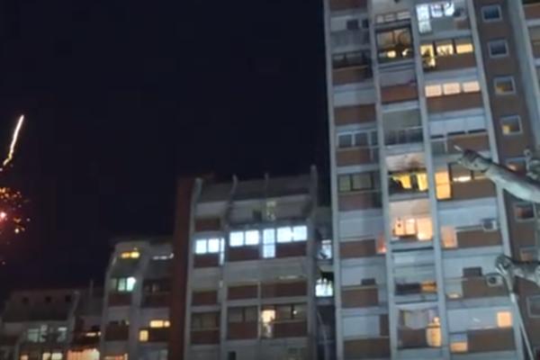 SRBIJA NE ODUSTAJE: U osam se uz aplauz zaorila pesma tako savršeno tužna za ovaj dan! (VIDEO)