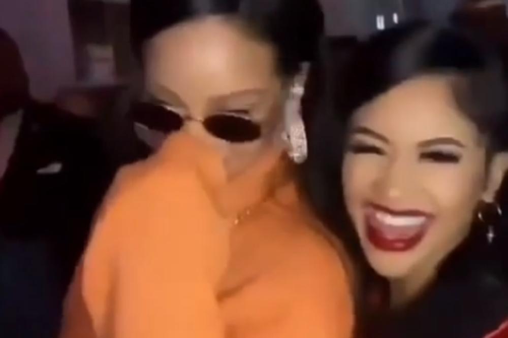 PORED ČETVORO DECE MUŽ JOJ I NE TREBA: Svima omiljena pevačica se rastala sa multimilionerom, pa okrenula novi list