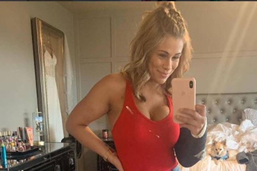 U TERETANI, PA U KUHINJI: Internet se usijao zbog golih slika najvrelije fajterke sa mužem, a objavila ih je ona!