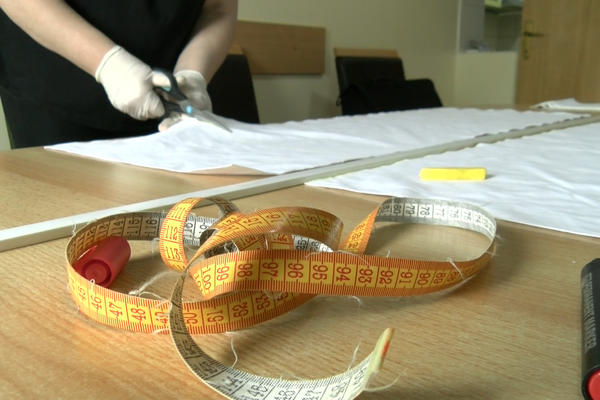 Sigurna kuća u Somboru brine za bezbednost svih građana: Korisnice šiju maske za svoje sugrađane