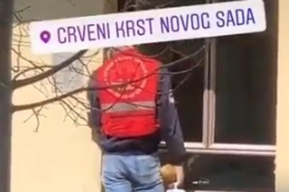 DOBRO POGLEDAJTE OVU FOTKU, ŠTA VAM JE ČUDNO? Momak iz Crvenog krsta radi plemenitu stvar, ali pobogu, zašto ovako?