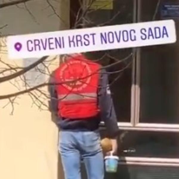 DOBRO POGLEDAJTE OVU FOTKU, ŠTA VAM JE ČUDNO? Momak iz Crvenog krsta radi plemenitu stvar, ali pobogu, zašto ovako?