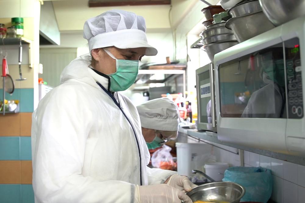 BESPLATNI OBROCI ZA NAJSTARIJE GRAĐANE: Ovaj novosadski restoran svakodnevno snadbeva penzionere kuvanim jelima