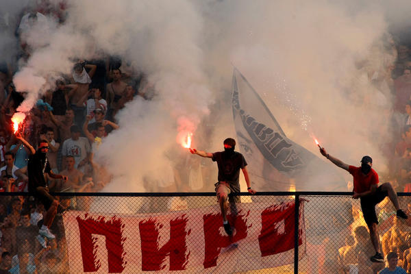 SPEKTAKL DELIJA U NEMAČKOJ: Navijači Zvezde napravili neverovatan performans i ispratili ljubimce na utakmicu!