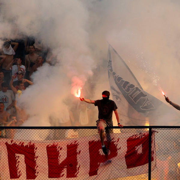 SPEKTAKL DELIJA U NEMAČKOJ: Navijači Zvezde napravili neverovatan performans i ispratili ljubimce na utakmicu!