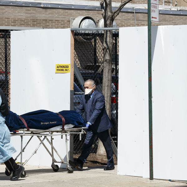 JEZIVA NAREDBA NJUJORŠKIM LEKARIMA: Ako zaraženom stane srce, rečeno im je da urade nešto užasno!