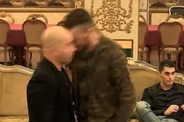 U PAROVIMA TUČA BAŠ KAKVA JE VIĐENA U ZADRUZI IZMEĐU MENSURA I BANETA! Udarac u glavu, a onda je usledilo OVO