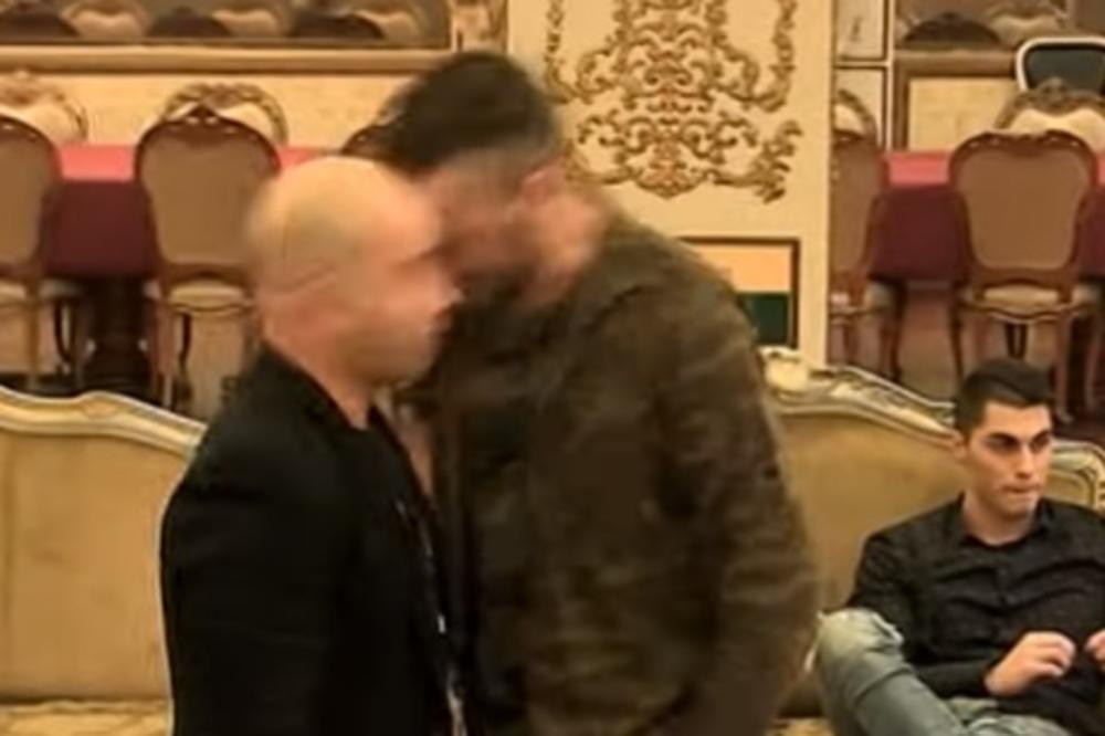 U PAROVIMA TUČA BAŠ KAKVA JE VIĐENA U ZADRUZI IZMEĐU MENSURA I BANETA! Udarac u glavu, a onda je usledilo OVO