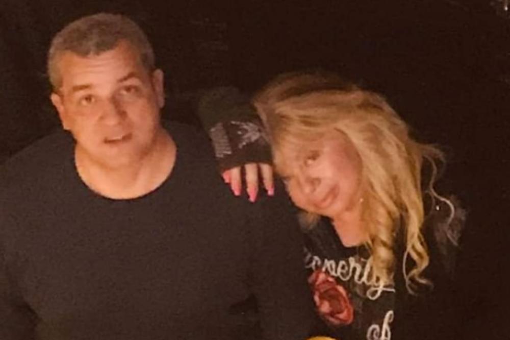 MOLIM VAS, NIJE MI DOBRO! OVO JE SVE RUŽAN SAN: Zorana Pavić se trese u vozilu nakon što joj je brat umro od korone