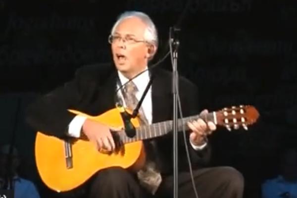 NE VARAJU VAS OČI, OVO DR PREDRAG KON SVIRA GITARU I PEVA: I ne samo to, on RASTURA! (VIDEO)