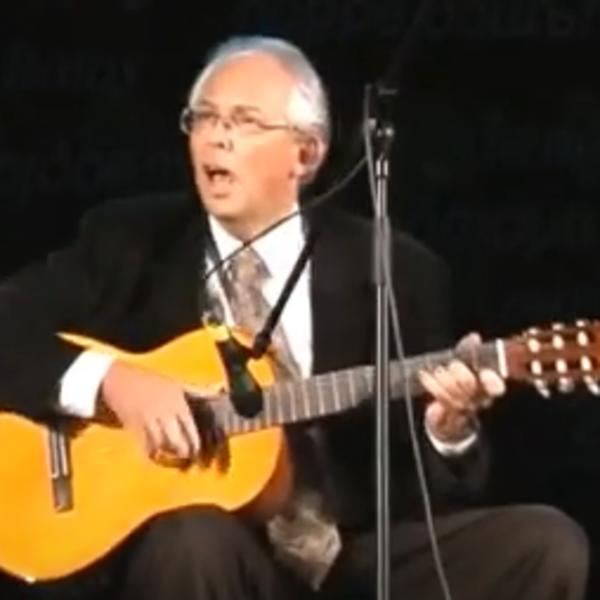 NE VARAJU VAS OČI, OVO DR PREDRAG KON SVIRA GITARU I PEVA: I ne samo to, on RASTURA! (VIDEO)