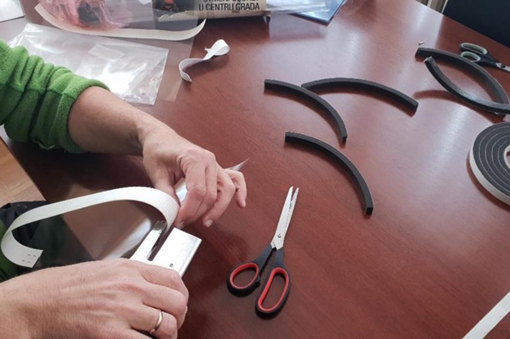 NASTAVNICA IMALA ODNOSE SA 16-GODIŠNJIM UČENIKOM: Gađala ga MAKAZAMA kada je seo pored svoje DEVOJKE! (FOTO)