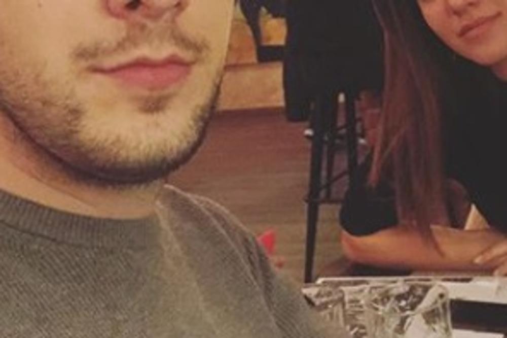 JEDAN OD NAŠIH NAJOMILJENIJIH GLUMACA U VEZI! Smuvao koleginicu, a onda razvezao jezik