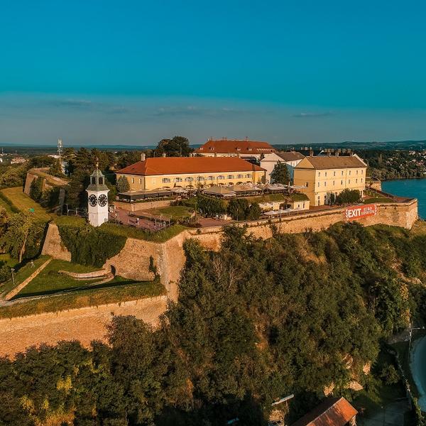 EXIT POJAČAVA SPECIJALNI PROGRAM TOKOM IZOLACIJE: Večeras ekskluzivna premijera sa Carl Coxom, a stižu i drugi!