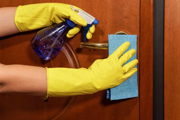 PILI SREDSTVO ZA DEZINFEKCIJU DA SE ŠTITE OD KORONE: Posledice su fatalne!