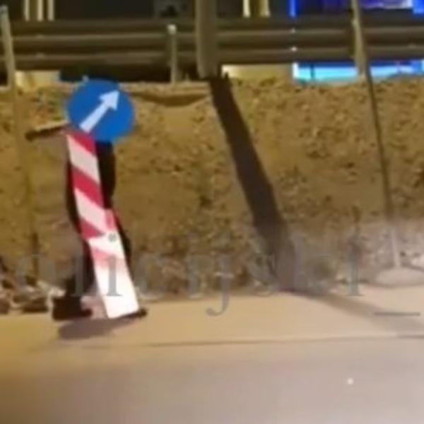 ZAŠTO OVO RADITE? Čovek se sakrio iza saobraćajnog znaka za vreme policijskog časa, a onda su naišla KOLA (VIDEO)