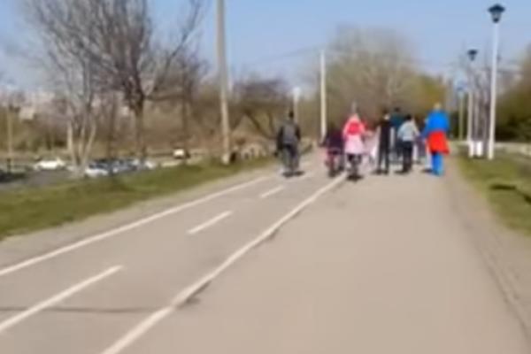 Ni 305 zaraženih u jednom danu im ništa ne znače: Savski kej u Beogradu vrvi od ljudi (VIDEO)