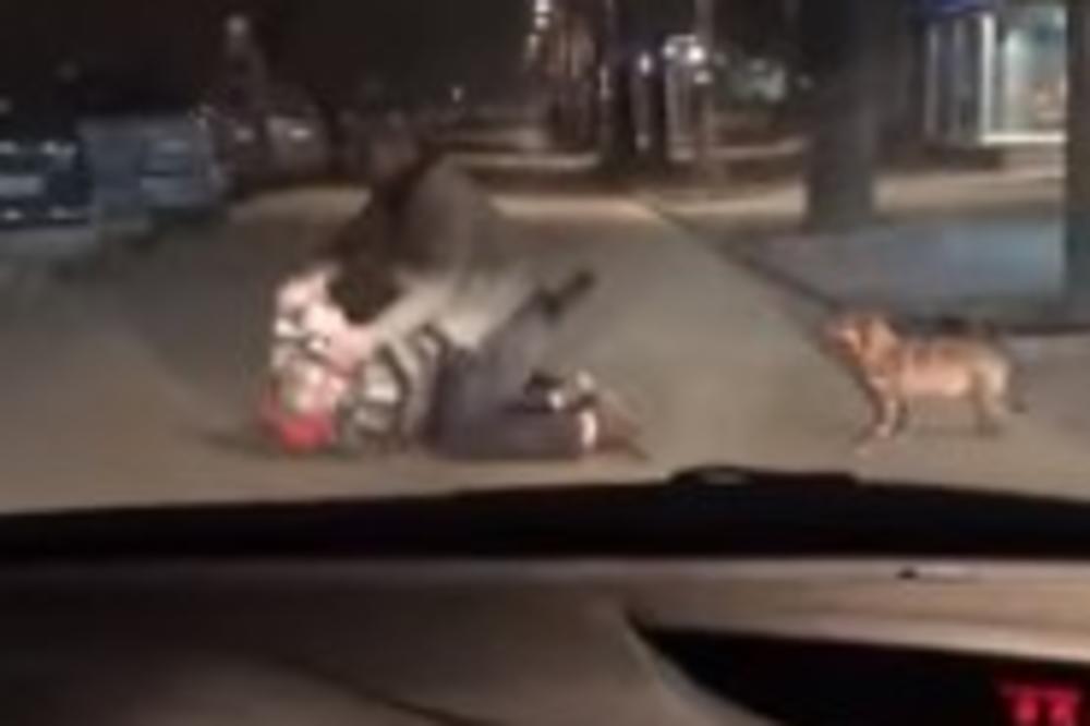 TUČA U CENTRU PETROVCA ZA VREME POLICIJSKOG ČASA! Makljaju se kao besni, da li je ovo realno? (VIDEO)