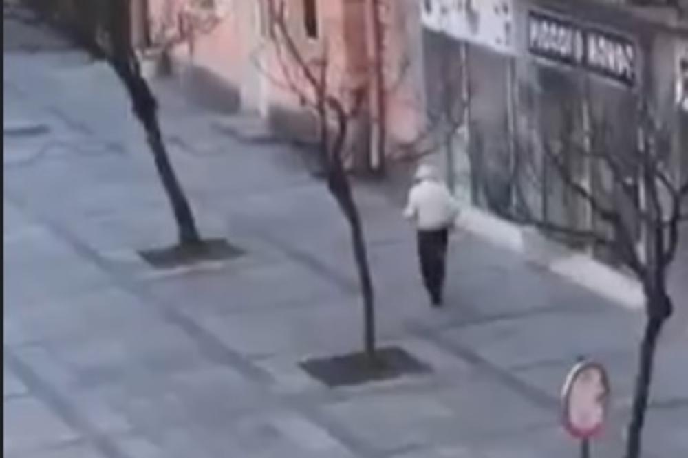 DEDA TRČI LI TRČI, NA UNUKE NE MISLI! Da li je ovaj gospodin u Valjevu lud ili hrabar? Ili oboje? (VIDEO)