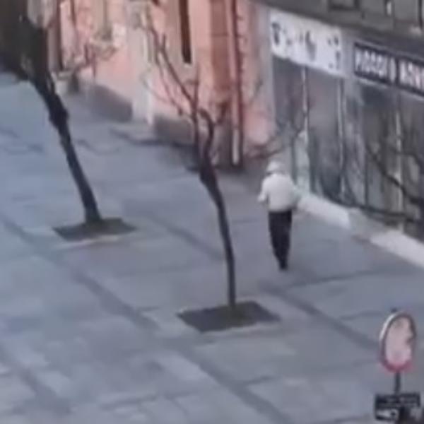DEDA TRČI LI TRČI, NA UNUKE NE MISLI! Da li je ovaj gospodin u Valjevu lud ili hrabar? Ili oboje? (VIDEO)