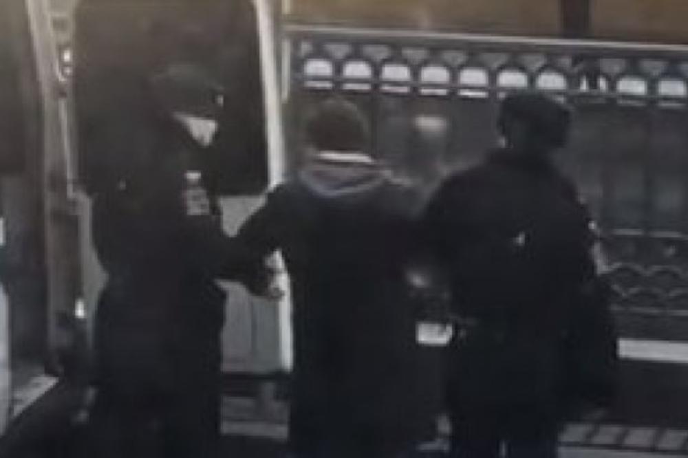 OVAKO HAPSE RUSI ZA VREME ZABRANE KRETANJA: Čoveka sa psom u parku po kratkom postupku strpali u zatvor!