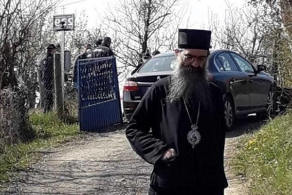 PRVO HAPŠENJE ZBOG VERNIKA NA LITURGIJI! Vladika Naum u Barajevu okupio mnogo više vernika nego što je propisano