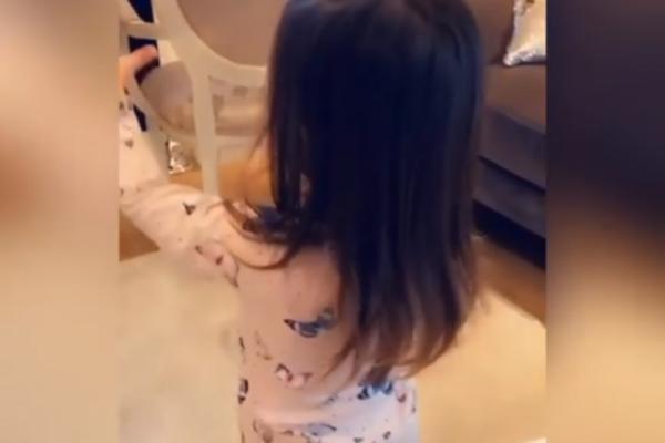 PRESLATKO! POGLEDAJTE KAKO ANA NIKOLIĆ VEŽBA SA SVOJOM TROGODIŠNJOM ĆERKOM TAROM: Devojčica preslikana mama!