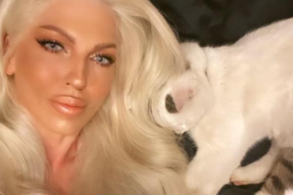 ISPLIVALA ŠOK SLIKA TRUDNE JELENE KARLEUŠE! Momak nije uopšte primetio stomak, a onda šok!