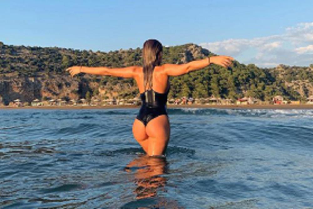 JUUU! VRELO JE U KARANTINU: Devojka fudbalera Zvezde zaludela muškarce - gori Instagram! (VIDEO)